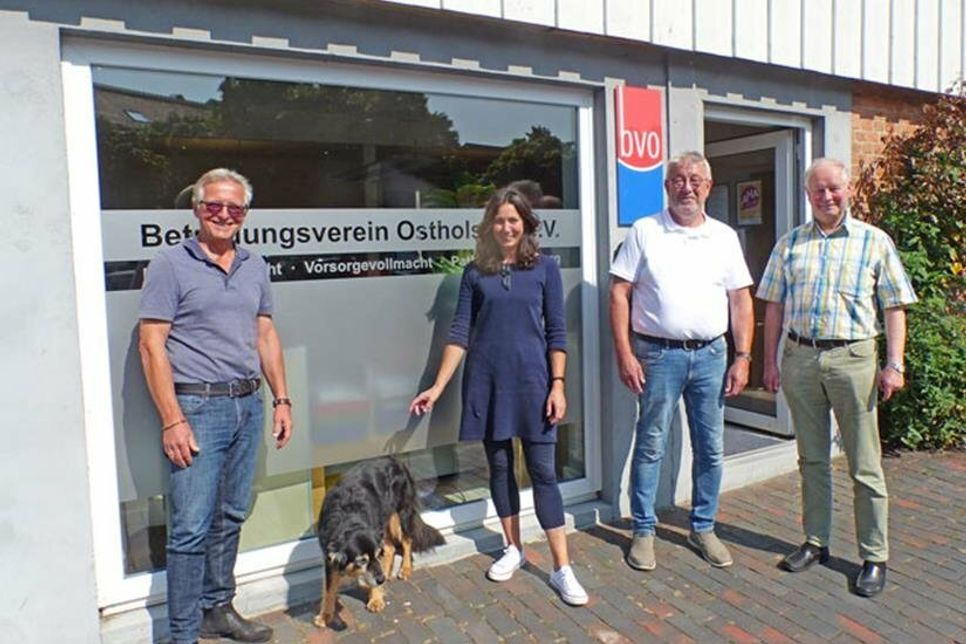 Das Team des Betreuungsvereins am Ihlpool – mit Bürohundedame Fiene – berät gern in Sachen Patienten- und Betreuungsverfügung sowie Vorsorgevollmacht.