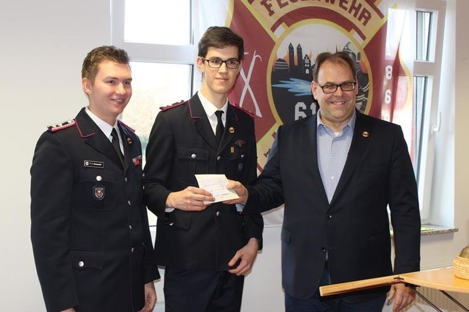 Bürgermeister Mirko Spieckermann überreichte einen Scheck der Stadt an die Jugendfeuerwehr.