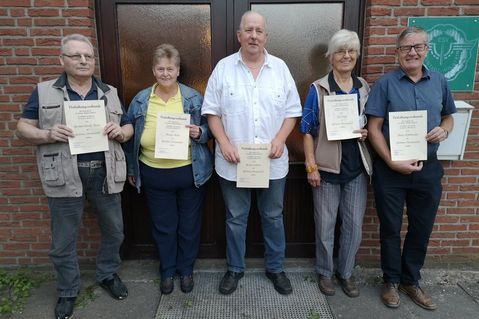 Die Geehrten: Gustav-Adolf Meier, Marga Meier, Detlef Schnoor (in Vertretung für seine Frau Gisela), Ute Roth und Dieter Willimatis (v. lks.).