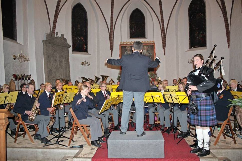 Bewegend: Insa Reise am Dudelsack bei dem Stück „Highland Cathedral“.
