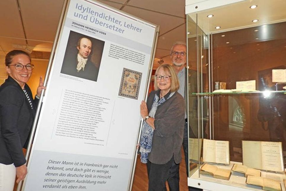 Auch Johann Heinrich Voß ist Teil der Wanderausstellung und hat dank Silke Gehring (Mitte), Dr. Julia Hümme und Dr. Frank Baudach in der Dauerausstellung des OH-Museums einen passenden Platz gefunden.