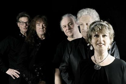 Die Musiker sind: Carolin Müncheberg, Jörg Schrammeck, Bernd Grabbet, Holmer Harms und Wolfgang Mielbrett.