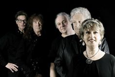 Die Musiker sind: Carolin Müncheberg, Jörg Schrammeck, Bernd Grabbet, Holmer Harms und Wolfgang Mielbrett.