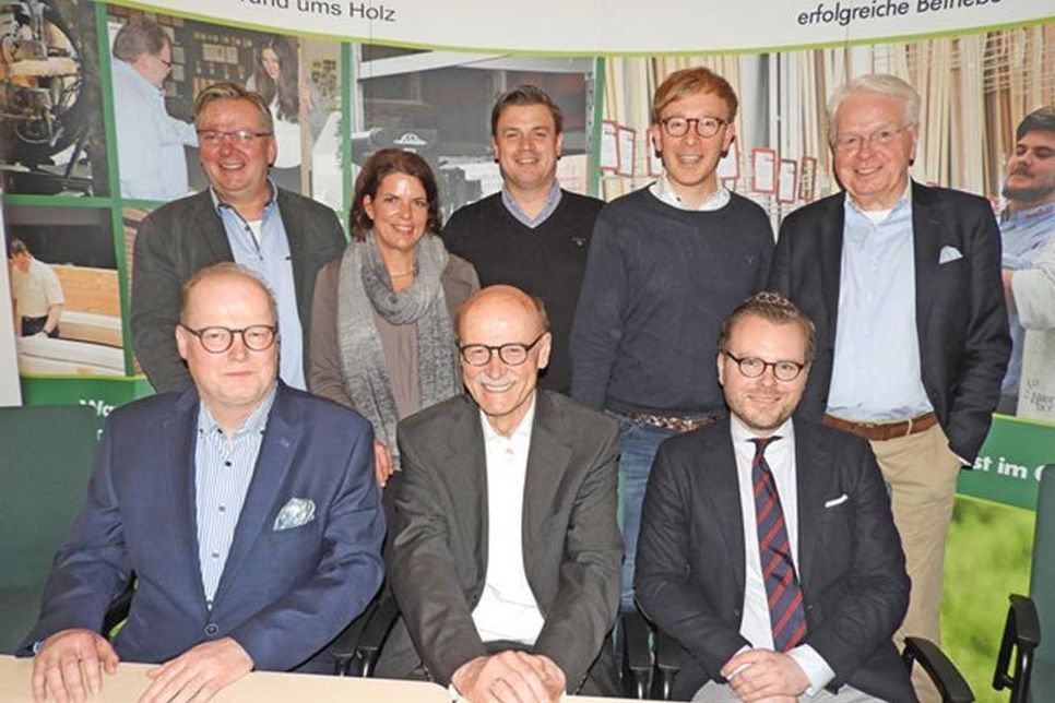 Der WVE-Vorstand mit den Neugewählten im Vordergrund: (v.li.). Thomas Menke, Hans-Wilhelm Hagen, Dr. Moritz Hinz. Hinten: Manfred Reinhardt, Anne Grüter, Stefan Dose, Tim Phillip Dreyer und Karsten Hinz.
