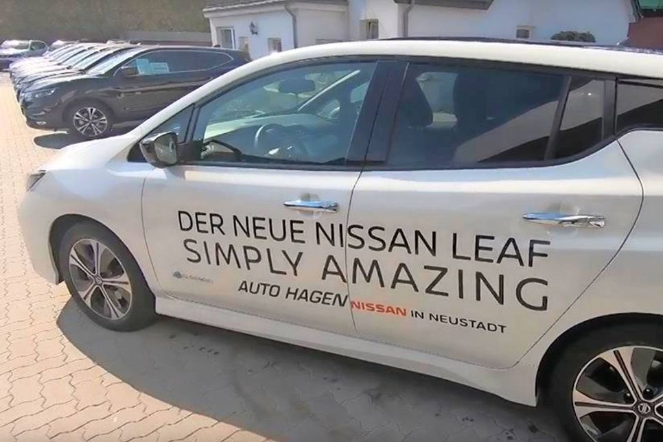 Der Nissan Leaf überzeugt vor allem im Preis. Das Elektroauto lässt sich für circa 6 Euro komplett aufladen. Aber auch Fahrspaß und Sicherheit kommt beim Leaf nicht zu kurz.