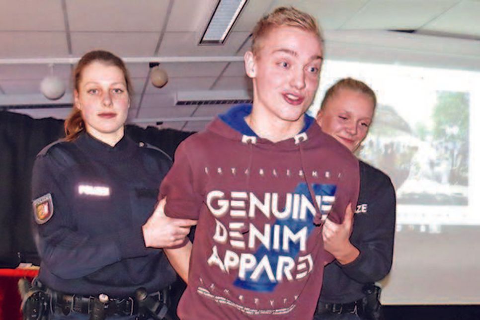 "Räuber-und-Gendarm-Spiel" beim Schüler-Azubi-Projekt der Wisser-Schule gab Einblicke in den Beruf des Polizisten.