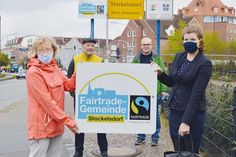Sabine Gall-Gratzke (l.) und Wilhelm Fritzen (2.v.l.) von der Fairtrade-Steuerungsgruppe mit Stockelsdorfs Bürgermeisterin Julia Samtleben und Ordnungsamtschef Stefan Köhler am Ortseingangsschild in der Segeberger Straße.