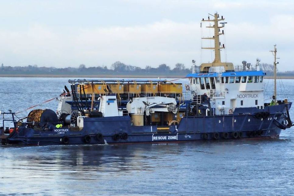 Die „Noortruck“ auf dem Weg zum Baufeld des Windparks Nordergründe in der Nordsee.