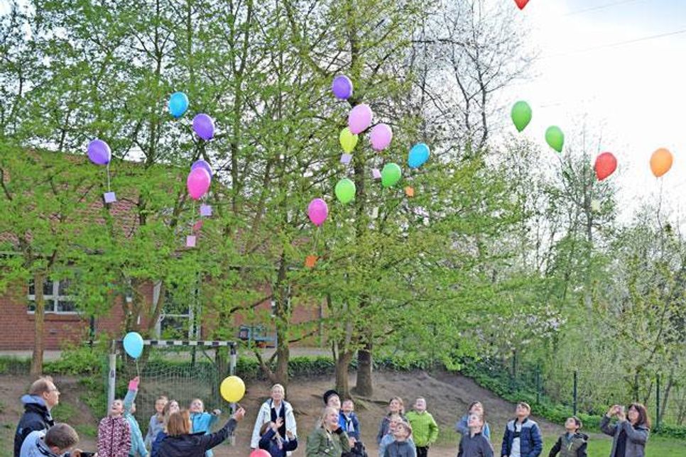Viele Wünsche wurden, an bunten Luftballons befestigt, zum Abschluss des Schulprojektes auf die Reise geschickt – werden sie auch in Erfüllung gehen?
