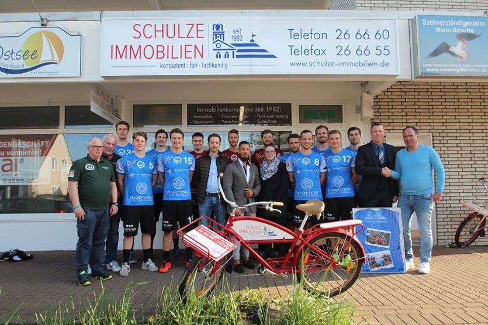 Die Firma Schulze Immobilien aus Grömitz hat die Weichen für die Zukunft gestellt und einen Zweijahresvertrag als Partner der HSG Ostsee unterschrieben. Die HSG freut es, dass Schulze Immobilien sie langfristig bei ihrem Projekt unterstützt. Im Juni werden die HSG-Verantwortlichen auf Partner- und Sponsorensuche gehen, ohne deren Unterstützung das Modell Jugendförderung in den Leistungssport nicht möglich ist. Wer Interesse hat, kann sich bei der HSG unter  hsgostsee.marketing@web.de melden, um einen persönlichen Termin zu vereinbaren. Das Foto zeigt die 1. Herren der HSG Ostsee zusammen mit dem Team von Schulze Immobilien.