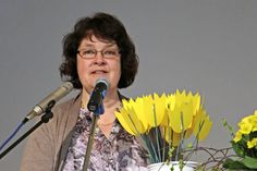 Christin Brückel vom Evangelischen Frauenwerk mit einem Strauß Wünsche, den die Teilnehmerinnen zu Beginn zusammengetragen hatten.