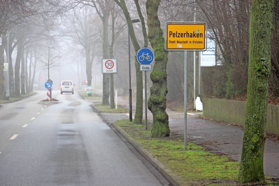 Ortseingang Pelzerhaken: Hinter dem blauen Schild müssen die Radfahrer derzeit auf die Fahrbahn wechseln.