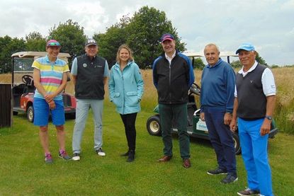 Hoteldirektor Hans-Joachim Gussone (3. v. re.) und Golf Club-Präsident Jochen Sachau (2. v. re.) freuen sich über den gelungenen Turniertag.