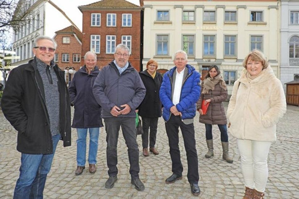Rat und Hilfe für Angehörige und dementiell Erkrankte: Die neue Alzheimer Gesellschaft Ostholstein startet durch: Klaus Häring, Christoph Mevenkamp, Christian Burgdorf, Gitta Stender, Ralf Labinsky (Vorsitzender der Alzheimer-Gesellschaft des Landes) Claudia Burgdorf und Dr. Elena Bulanova (v.li.).