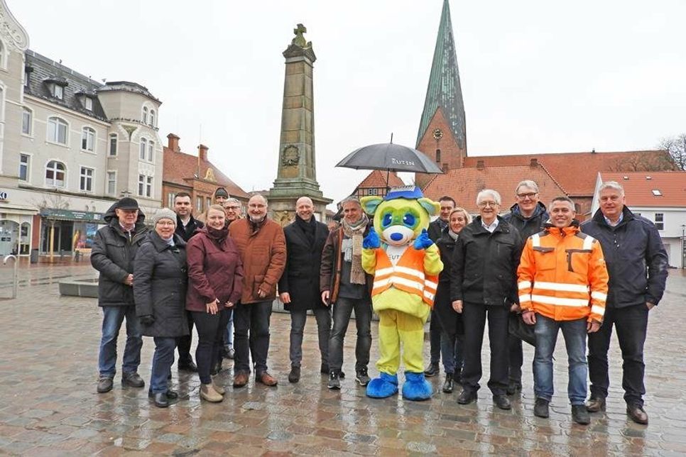 In großer Runde aller beteiligten Gruppen wurde die Fertigstellung gewürdigt.