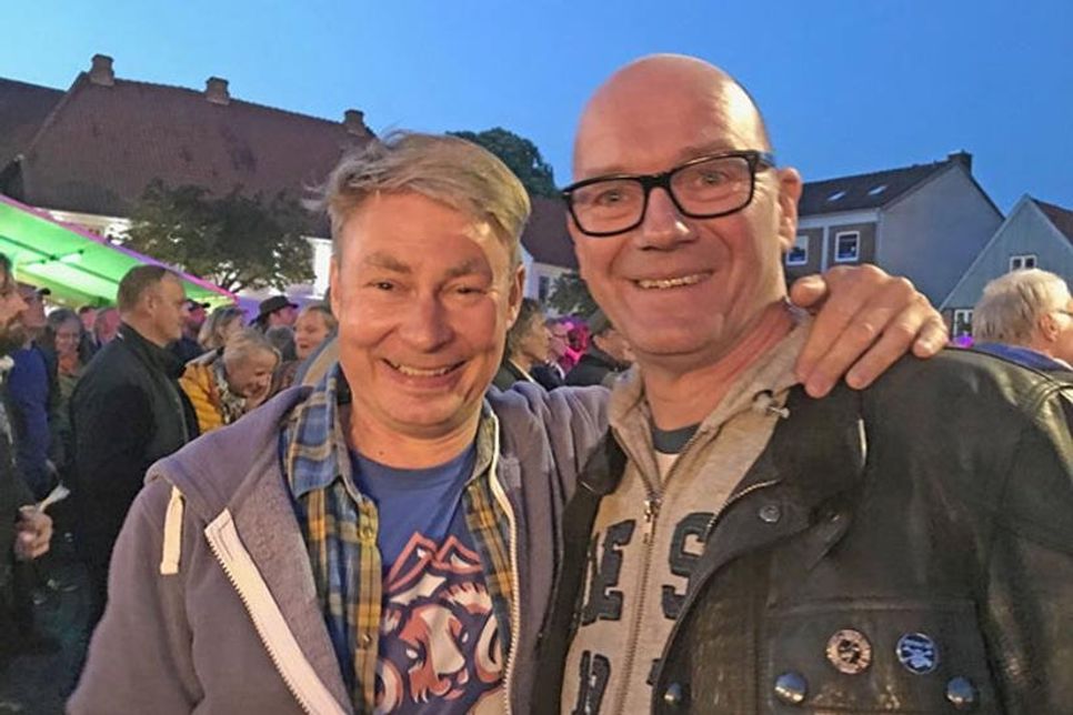 Axel (li.) aus Husum und Olli aus Eutin sind absolute Blues-Fans und waren an mehreren Abenden auf dem Festival.