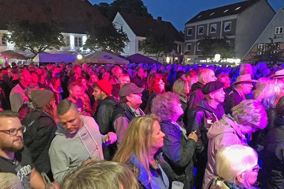 Es stand kaum jemand still. Laut Veranstalter sollen rund 15.000 Fans das Internationalen Bluesfest Eutin besucht haben.