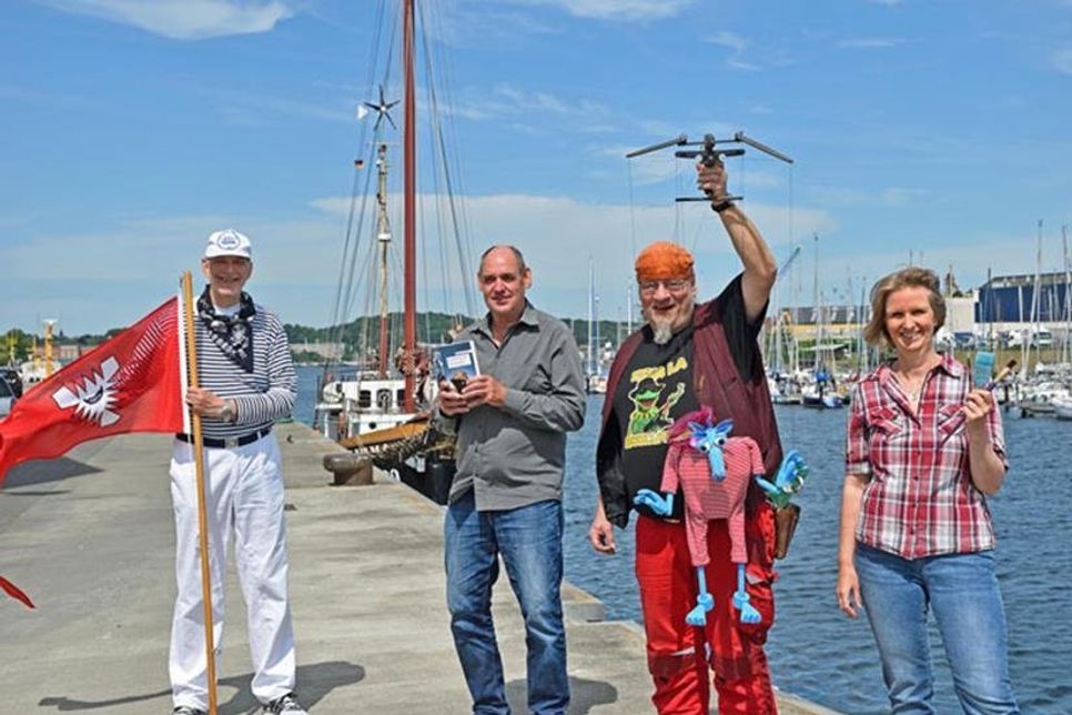 Lesungen (unter anderem) mit Norbert Aust und Kurt Geisler, Marionettenbau-Workshops mit Peter Beyer und ein Acrylmalkurs mit Astrid Krömer (v. l.) zählen zu den Filmbeiträgen, die jetzt unter www.kieler-ostufer.de/digitalekultur zu sehen sind.