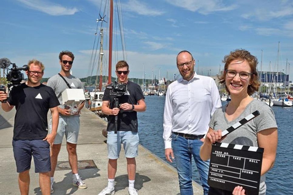 Das Filmteam von 3Komma3 mit Gunnar Detlefsen, Halkert Sach und Torben Görldt, Geschäftsführer Dr. Ingo Lübben von der ZTS Grundstücksverwaltung und Madleen Bergmann, Stadtteilbüro Ost/Büro Soziale Stadt Neumühlen-Dietrichsdorf (v. l.).