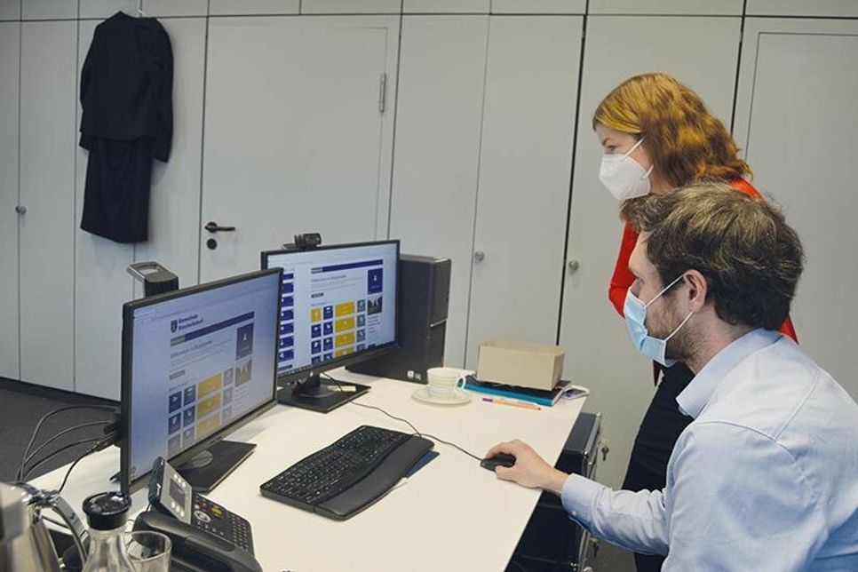 Jonas Uhlen pflegt die verwaltungsinternen Prozesse der neuen Plattform. Stockelsdorfs Bürgermeisterin lässt sich von ihm die vielfältigen Möglichkeiten des Bürgerportals erklären.
