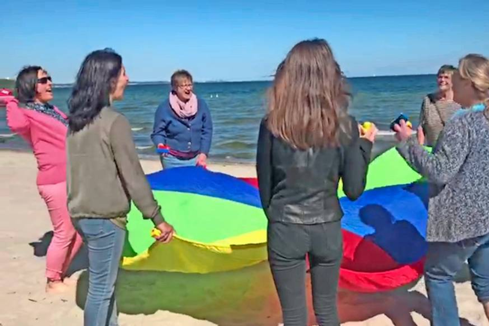 Der Vorstand von Kindertagespflege OH eV hat sich Anfang Mai am Strand von Haffkrug getroffen und mit einem großen bunten Tuch auf sich aufmerksam gemacht.