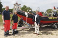 DRK-Präsident Oliver Saggau (rechts) taufte gemeinsam mit der Wasserwachtleitung Thomas Brede und Marie-Sophie Kowalski das neue Rettungsboot und wünschte immer eine Handbreit Wasser unter dem Kiel.
