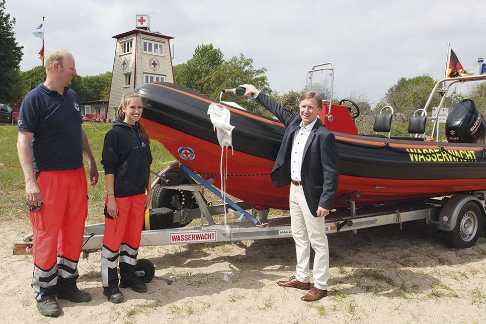 DRK-Präsident Oliver Saggau (rechts) taufte gemeinsam mit der Wasserwachtleitung Thomas Brede und Marie-Sophie Kowalski das neue Rettungsboot und wünschte immer eine Handbreit Wasser unter dem Kiel.