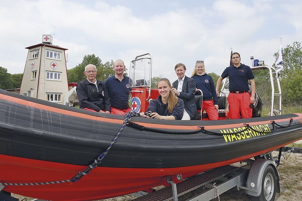 Alle im neuen Boot: Rettungsschwimmer Jürgen Lehrmann, Wasserwachtleitung Thomas Brede und Marie-Sophie-Kowalski, DRK-Präsident Oliver Saggau und die Rettungsschwimmer Xenia Ritter und Leo Wolfgram (v.l.). (Fotos: DRK-Wasserwacht)