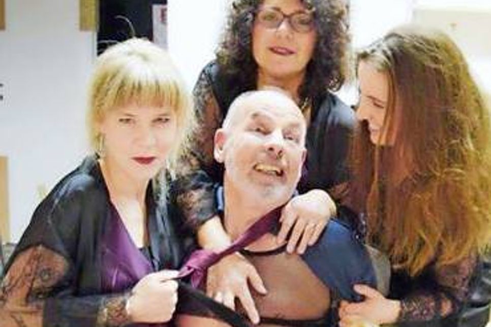 Karli (Karsten Behrends) hat am Ende nichts zu lachen. Szene mit (v.li.) Anja Hollmeier (Anke), Edda Felber (Hanna), Kira Siemsen (Luise) und Sabine Lange (Lotte).