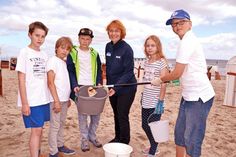Valentin (von links), Velten, Tim, Luna und Jannis aus der 5 b bei der Auswertung des gesammelten Strandmülls mit Sea Life-Biologin Katja Lukoschus. (Foto: René Kleinschmidt)