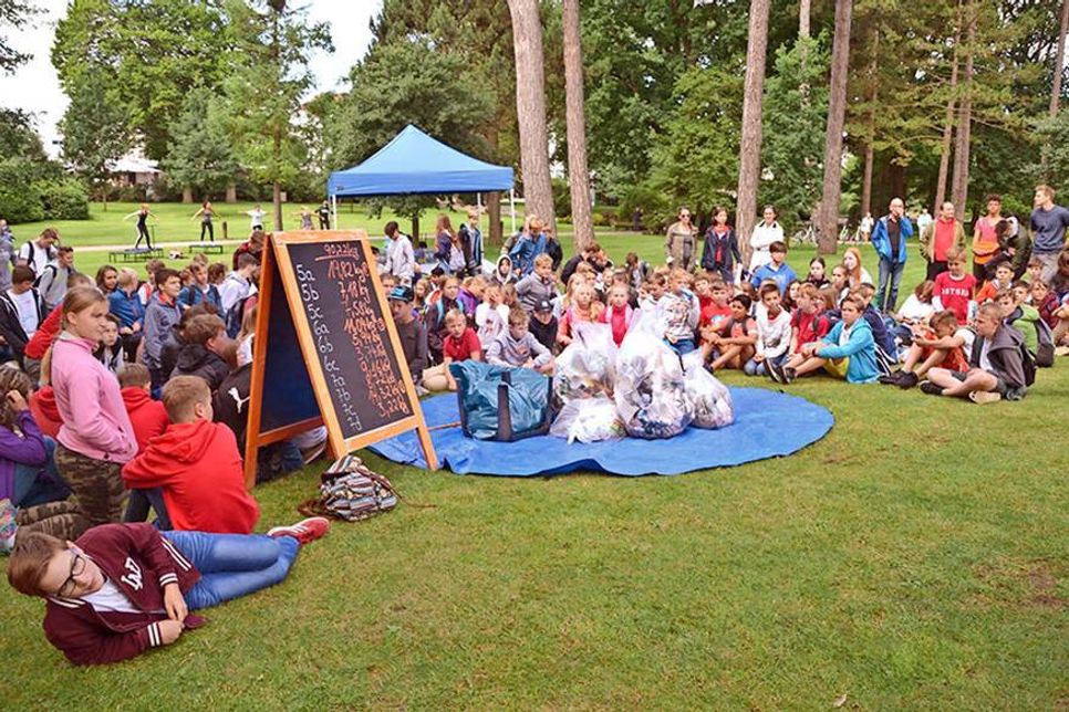 Die fleißigen Schülerinnen und Schüler des Ostsee-Gymnasiums nach dem Wiegen vor dem gesammelten Strandmüll. (Foto: René Kleinschmidt)