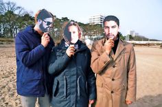 Noch sind es Pappschilder mit den Konterfeis der drei Künstler, die Friedrich Flüh (Sido), Janina Schütze (Dieter Thomas Kuhn) und Joachim Nitz (Andreas Bourani) vor ihr Gesicht halten. Am zweiten September-Wochenende rocken die drei Original-Stars die Musik-Arena in Timmendorfer Strand. (Foto: René Kleinschmidt)