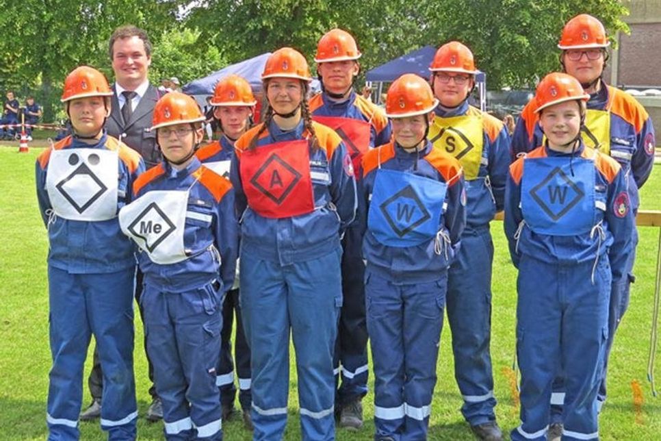 Nach dem „Einsatz“: Malenter Jung-Feuerwehrleute. Ihr stellvertretender Jugendwart Christopher Schnur (hinten links) lobt: „Habt ihr gut gemacht!“