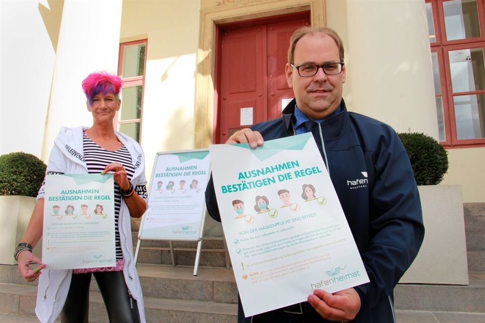 Weniger Anfeindungen gegen Menschen, die von der Maskenpflicht befreit sind. Darum geht es der Behindertenbeauftragten Sylvia Lux-Wietstock und Bürgermeister Mirko Spieckermann bei der neuen Plakataktion.