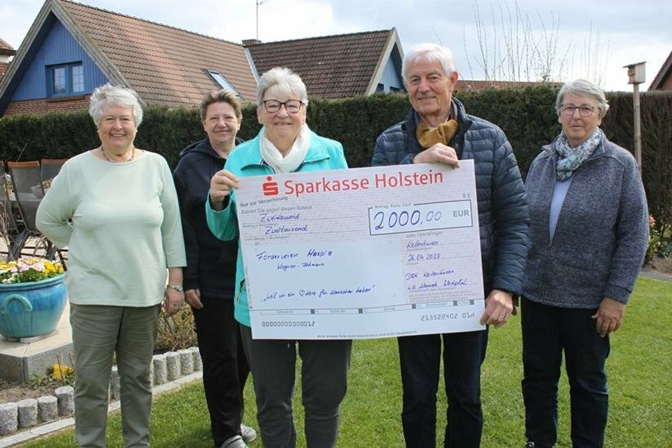Spendenübergabe im Garten von Familie Schwardt in Kellenhusen mit DRK-Beisitzerin Hilde Schwardt, Schriftführerin Manuela Westphal, 1. Vorsitzender Barbara Dimmer, Förderverein-Kassenwart Jürgen Hass und DRK-Beisitzerin Christa Behnke (v. lks.).