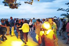 Beim „Tanzen am Meer“ können die Gäste bei freiem Eintritt und mit Blick aufs Meer einen tollen Abend mit großartiger Musik und kühlen Getränken erleben. (Foto: René Kleinschmidt)