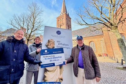 Die Vertreter der Evangelisch-Lutherischen Kirchengemeinde Bernd Tode und Pastor Lutz Thiele nahmen den symbolischen Spendenscheck von Wolfgang von Ancken, Kurator der Deutschen Stiftung Denkmalschutz, entgegen.