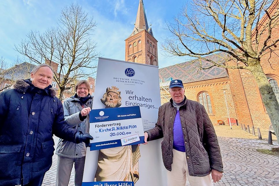 Die Vertreter der Evangelisch-Lutherischen Kirchengemeinde Bernd Tode und Pastor Lutz Thiele nahmen den symbolischen Spendenscheck von Wolfgang von Ancken, Kurator der Deutschen Stiftung Denkmalschutz, entgegen.