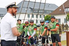 Der Kommandeur der Marineunteroffiziersschule Plön, Kapitän zur See Edgar Behrends, begrüßte die Radlergruppe auf dem Kasernengelände.
