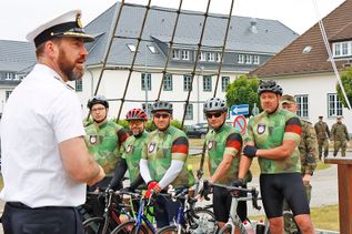 Der Kommandeur der Marineunteroffiziersschule Plön, Kapitän zur See Edgar Behrends, begrüßte die Radlergruppe auf dem Kasernengelände.