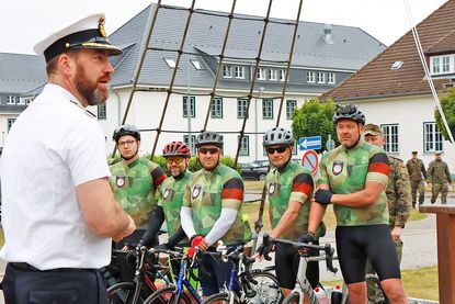 Der Kommandeur der Marineunteroffiziersschule Plön, Kapitän zur See Edgar Behrends, begrüßte die Radlergruppe auf dem Kasernengelände.