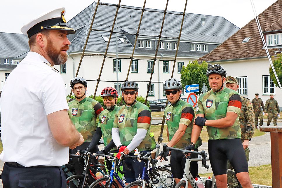 Der Kommandeur der Marineunteroffiziersschule Plön, Kapitän zur See Edgar Behrends, begrüßte die Radlergruppe auf dem Kasernengelände.
