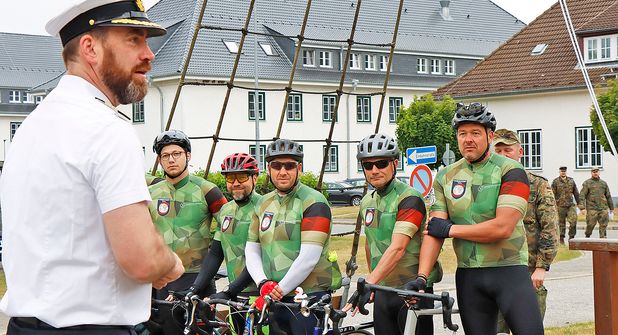 Der Kommandeur der Marineunteroffiziersschule Plön, Kapitän zur See Edgar Behrends, begrüßte die Radlergruppe auf dem Kasernengelände.