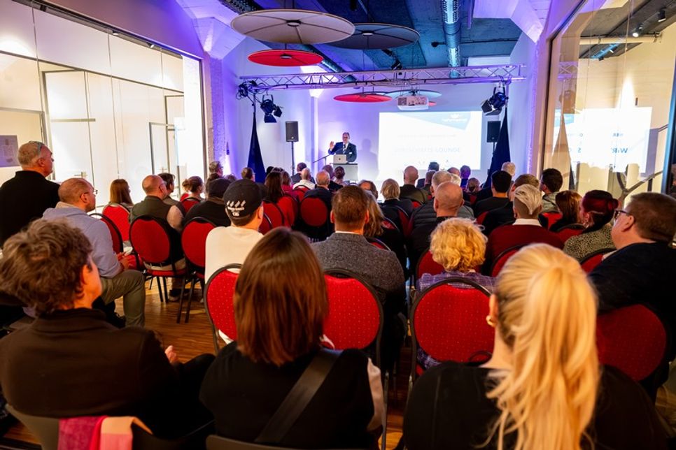 Petra Muchow von der Muchow Business GmbH stellte ihre neuen, modernen Räumlichkeiten im Erdgeschoss des Hafenraums an der Hafenwestseite als Event-Location zur Verfügung.