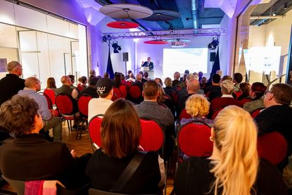 Petra Muchow von der Muchow Business GmbH stellte ihre neuen, modernen Räumlichkeiten im Erdgeschoss des Hafenraums an der Hafenwestseite als Event-Location zur Verfügung.