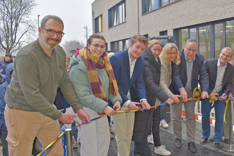 Auf den Tag genau vier Jahre nach dem Brand weihten sie das neue Gebäude Gemeinschaftsschule Probstei ein:  (v.l. Marco Gavran (Personalrat GSP), Jasmin Müller (Schülersprecherin), Julius Fassmann (Schülerspecher), Bente Vierck (Architektin), Tanja Boller-Schumacher (Elternvertreterin), Lutz Schlünsen (Schulverband), Markus Oddey (Schulleiter GSP).