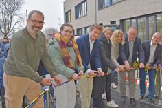 Auf den Tag genau vier Jahre nach dem Brand weihten sie das neue Gebäude Gemeinschaftsschule Probstei ein:  (v.l. Marco Gavran (Personalrat GSP), Jasmin Müller (Schülersprecherin), Julius Fassmann (Schülerspecher), Bente Vierck (Architektin), Tanja Boller-Schumacher (Elternvertreterin), Lutz Schlünsen (Schulverband), Markus Oddey (Schulleiter GSP).