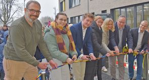Auf den Tag genau vier Jahre nach dem Brand weihten sie das neue Gebäude Gemeinschaftsschule Probstei ein:  (v.l. Marco Gavran (Personalrat GSP), Jasmin Müller (Schülersprecherin), Julius Fassmann (Schülerspecher), Bente Vierck (Architektin), Tanja Boller-Schumacher (Elternvertreterin), Lutz Schlünsen (Schulverband), Markus Oddey (Schulleiter GSP).