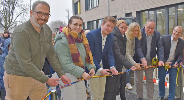 Auf den Tag genau vier Jahre nach dem Brand weihten sie das neue Gebäude Gemeinschaftsschule Probstei ein:  (v.l. Marco Gavran (Personalrat GSP), Jasmin Müller (Schülersprecherin), Julius Fassmann (Schülerspecher), Bente Vierck (Architektin), Tanja Boller-Schumacher (Elternvertreterin), Lutz Schlünsen (Schulverband), Markus Oddey (Schulleiter GSP).