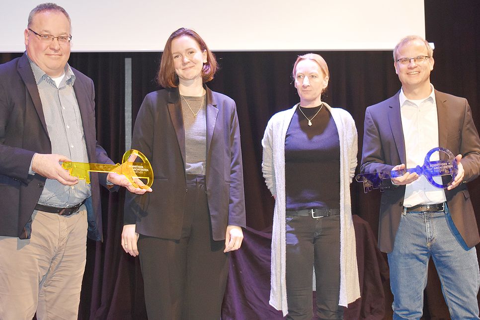 Die offizielle Schlüsselübergabe durch die Architektinnen Bente Vierck (3.v.l.) und Hannah Walther (2.v.l.) vom Architekturbüro Schnittger und Partner an Schulverbandsvorsteher Lutz Schlünsen (l.) und Schulleiter Markus Oddey (r.)